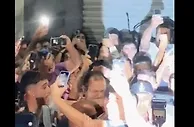 摸摸头????一位球迷摸到梅西脑袋后，当场与朋友相拥庆祝