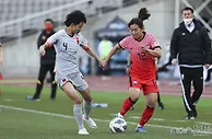 足球赛报：女足奥预赛-中国客场2-1擒韩国 张馨破门王霜点射制胜