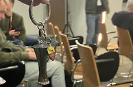 诛心！上场穆帅与荷兰记者对线，今日穆帅送给他钥匙圈问：漂亮吧