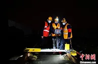 午夜高铁线上的铁路“精调师”