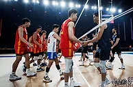 0-3！中国男排不敌美国，关键球太拉胯，5连败排名倒数第一
