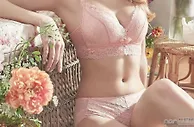 足球花边：完美比例！天使脸孔《白俄罗斯女模》内衣广告网友直呼「好仙」！