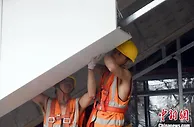 联通东盟的南凭高铁南崇段站房建设近尾声 五一假期建设忙
