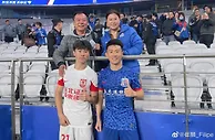 “麒麟德比”笑到最后，崔麟晒一家四口合影：充满惊喜的一天