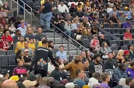 篮球报：明年NBA见！文班亚马和詹姆斯、戴维斯打招呼 握手致意