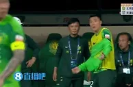 要不直接你带????国安多打一人还落后，于大宝现场指导主教练