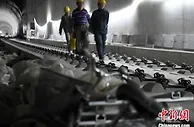 联通东盟 广西首条高铁盾构隧道无砟轨道施工完成