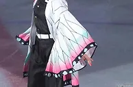 足球花边：日本花式滑冰女神《本田真凛》Cos「蝴蝶忍」在运动场上翩翩起舞！