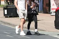 赢球心情好????马奎尔被拍一身休闲装和妻子逛街