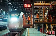 铁路“马里奥医生”深夜为动车组问诊