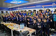 申花全队更衣室庆祝合影，吴曦社媒：三连胜，不易