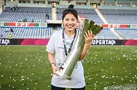 足球资讯：中国足球新赛季留洋第一冠！19岁女足小将晒捧杯照：一个美好的开始