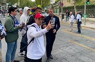 来观战了？球迷在伯纳乌球场外偶遇弗里克，并与其合影