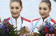 中国双胞胎组合王柳懿/王芊懿获本届游泳世锦赛第三金