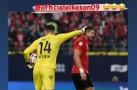 是对手也是哥们，王大雷在场上轻抚艾克森后脑勺