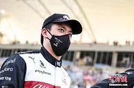 中国车手周冠宇，一场比赛就把歪果仁整服了