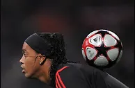 小罗社媒庆祝米兰晋级欧冠四强：SempreMilan????⚫️