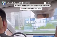 艾克森社媒晒乘车照：感谢我的朋友小磊，致我们十年的友谊