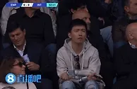 国米迟迟打不开局面，看台上的张康阳眉头紧锁