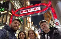 波切蒂诺夜游东京，在娱乐中心歌舞伎町拍照留念