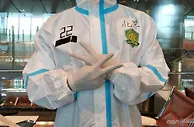 足球资讯：战亚冠！北京国安身穿防护服抵达卡塔尔，于大宝“全副武装”