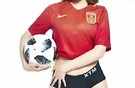 足球花边：甜美足球宝贝拍摄写真庆祝国足进12强