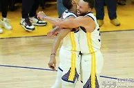 篮球报：NBA官宣！FMVP榜更新，勇士包揽前三，库里登顶，塔图姆仅第四