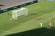 再丢一球！中国亚运队队0-2落后新西兰U23！后防被直塞轻松打穿！