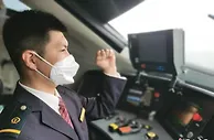 这俩“85后”驾驶复兴号跑出世界纪录