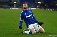 足球资讯：5-4！英超5亿黑马神奇逆转！60年疯狂纪录诞生，曼联被狠狠扎心
