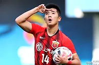 足球赛报：2-1！上港大逆转取亚冠首胜，李圣龙两球，对手门将染红