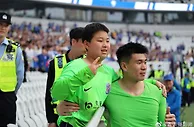 申花门将马镇赛后将球衣送给小球迷，后者正是骂韦世豪的那位...