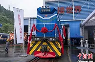 中国首批两台商品化大功率内电混合动力机车在四川资阳正式下线