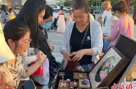 江苏扬州“非遗夜市”开市 点亮城市“夜经济”