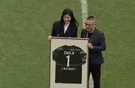 上海女足为赵丽娜举办退役仪式，赵丽娜获赠纪念球衣并泪洒现场