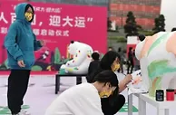 四川高校师生彩绘大熊猫 用最萌“滚滚”扮靓大运村