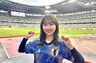 有些拘谨严肃????三笘薫日本队赛后接受女偶像影山优佳采访