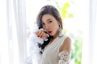 足球宝贝：模特@艾静香 三亚旅拍发布，性感白色礼服搭配白色高跟，勾勒出丰腴婀娜身段，美腿修长动人