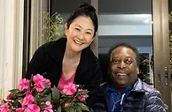 足球资讯：82岁球王贝利病情恶化！坐轮椅老到认不出 发文感谢小32岁日本妻子