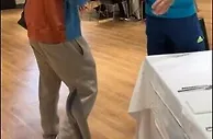 麦肯尼拜访老东家尤文，在餐厅与前队友一一拥抱叙旧