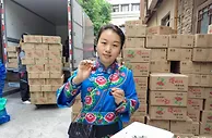 四川汶川：“80后”羌族宝妈带货家乡特产 助力乡村振兴