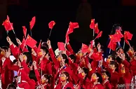999奥运：大国大团、文明之师！东京奥运展现中国运动员自信率真亲和
