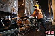 春运夜幕下的货物列车解编工厂