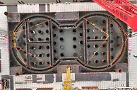 G3铜陵长江公铁大桥工程：世界最大哑铃型钢围堰前两节吊装到位