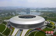 成都大运会场馆：万块玻璃拼“神鸟” “冰篮转换”4小时