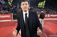 足球资讯：无视“滚蛋”横幅！张康阳顶着巨额债务，为国米增资7亿，暂不卖队
