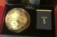 一男子花10万订购梅西签名世界杯金球被快递送丢，仅获赔90元