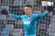 郑达伦放倒奥乌苏送点，洛卡迪亚主罚打死角入网，沧州1-0领先