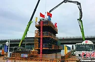 深汕西高速改扩建工程长沙湾特大桥首个主墩浇筑完成