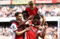 足球赛报：2-1，开局4连胜！英超豪门踢疯了，85分钟逆转绝杀，反超曼城登顶